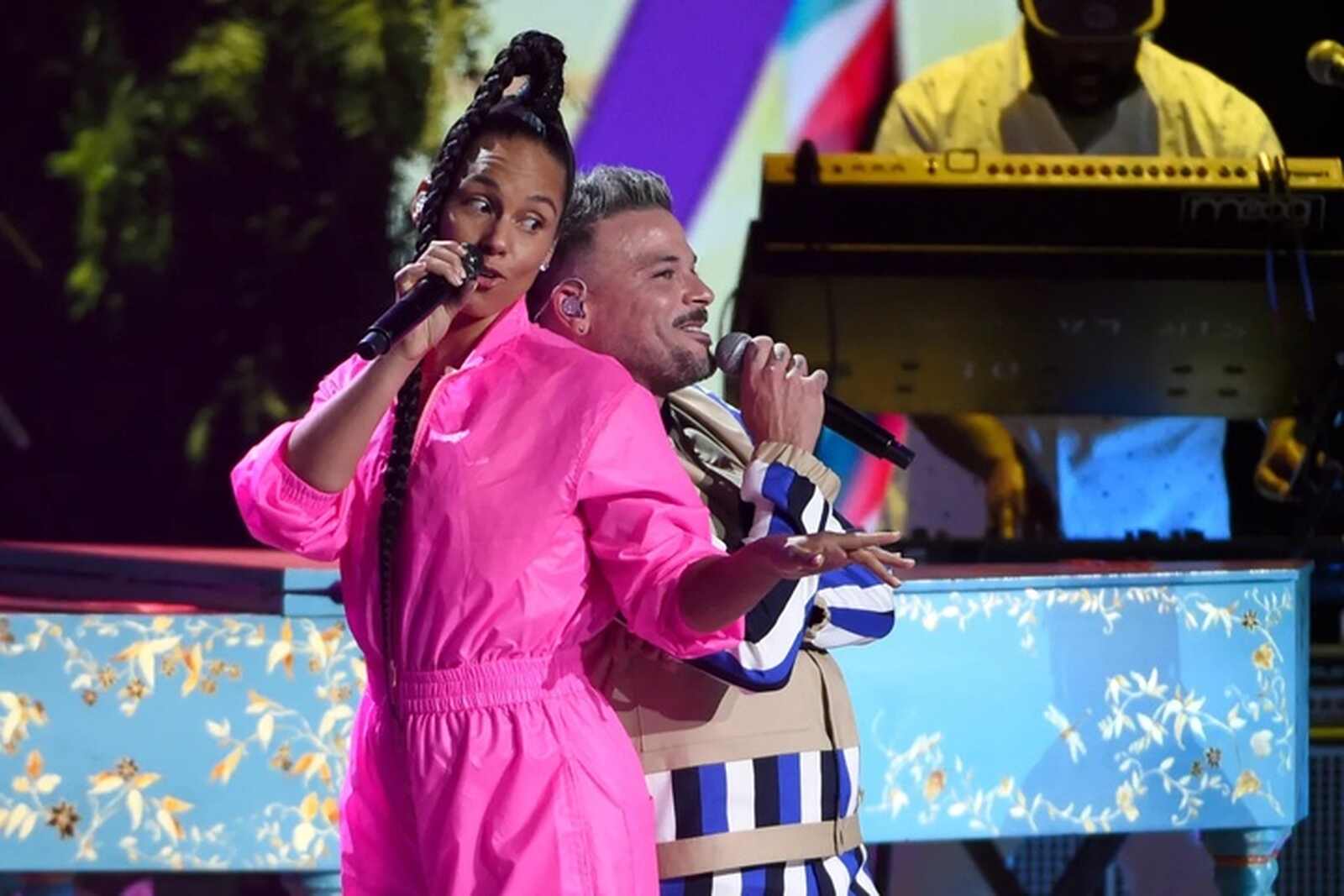 Alicia Keys cantando con Pedro Capó