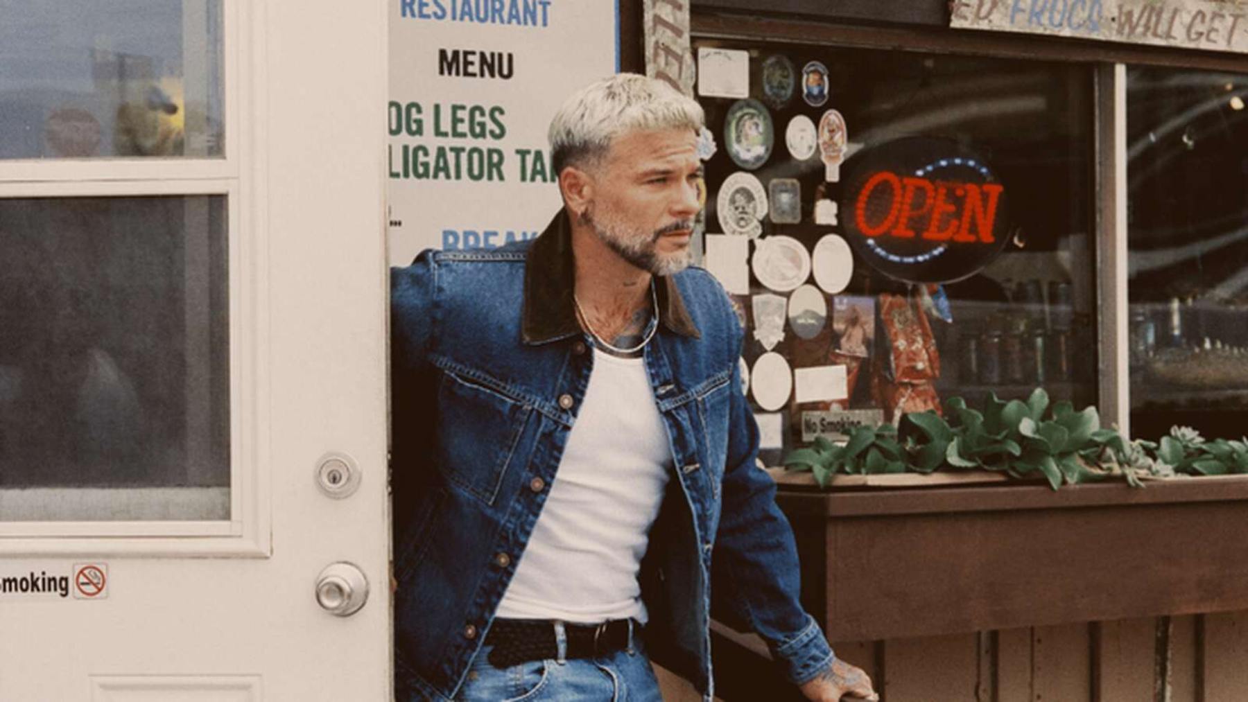 Pedro Capó saliendo de un local en 'La carretera'