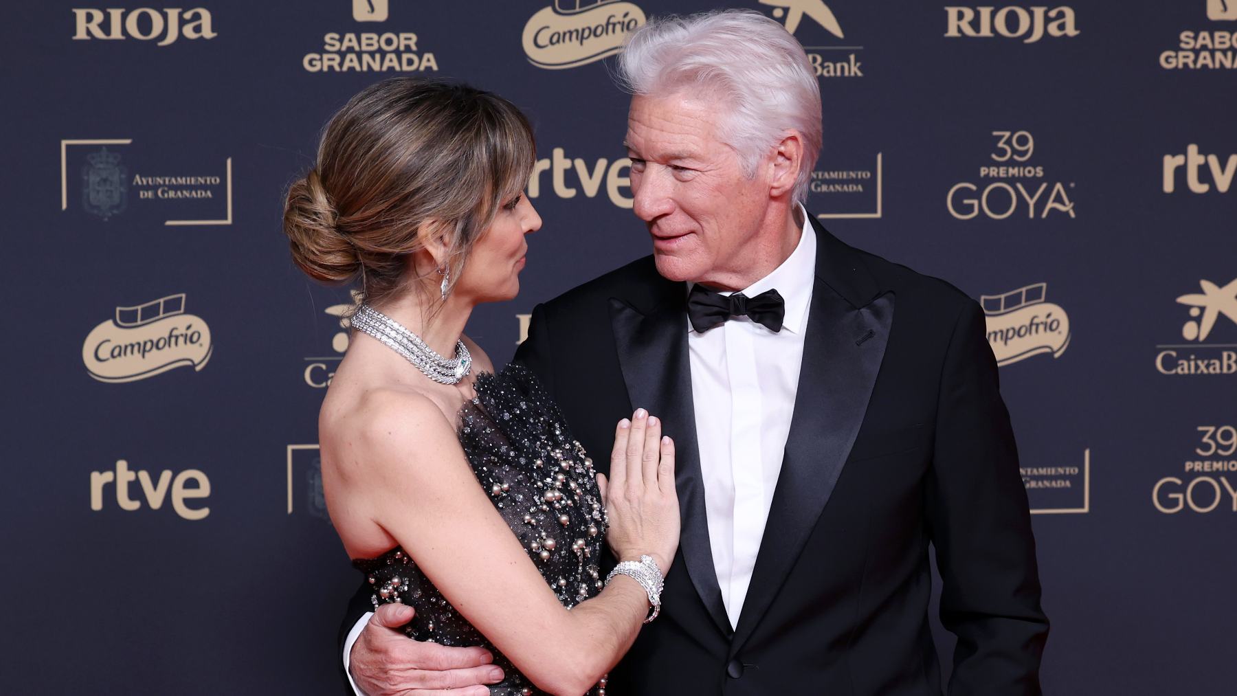 Richard Gere y su mujer em los Premios Goya 2025