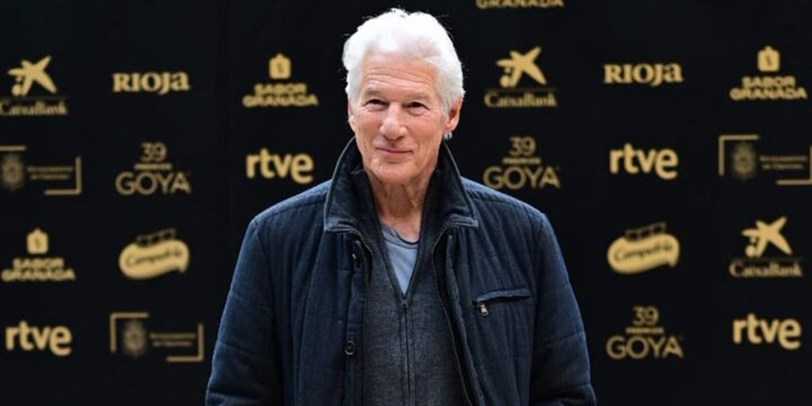 Richard Gere posando en el photocall