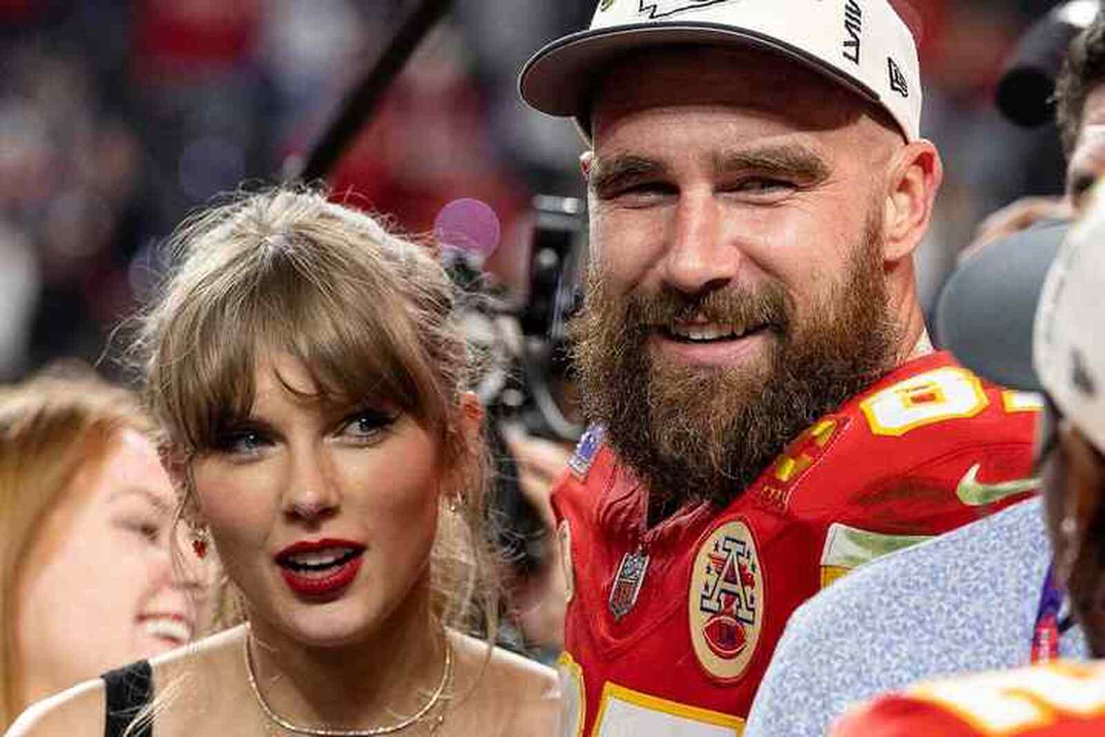 Travis Kelce y Taylor Swift abrazados