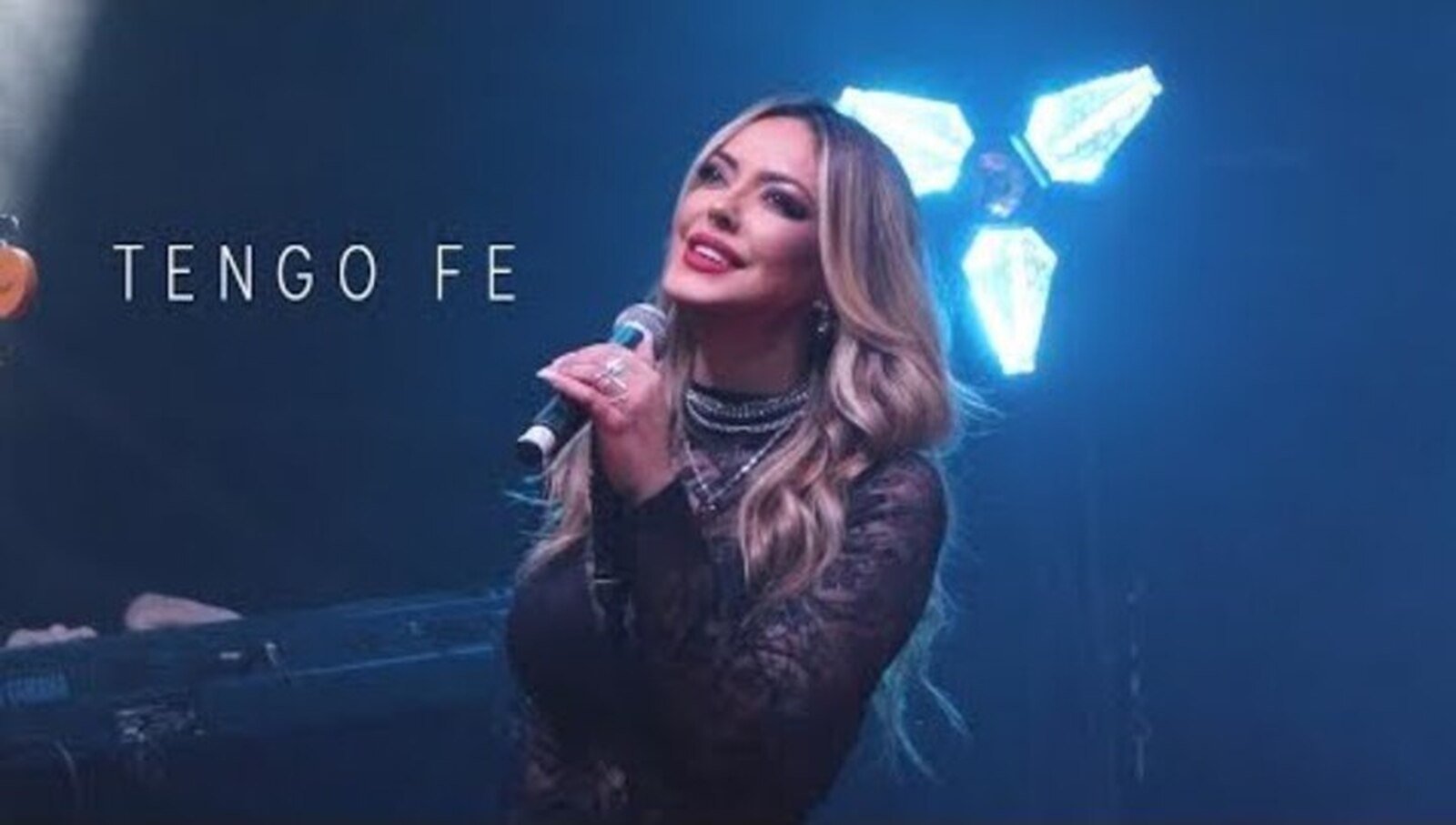 Merche cantando su nuevo single 'Tengo Fe'