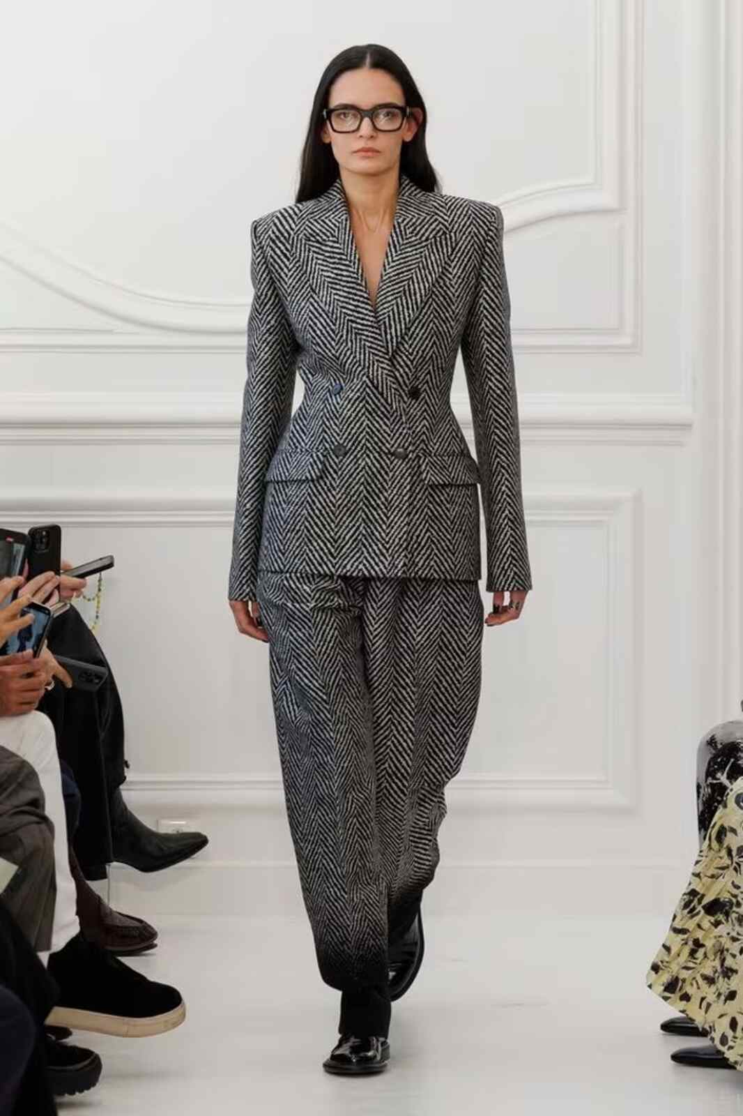 Traje de mujer en la semana de la moda de París diseñado por Sarah Burton