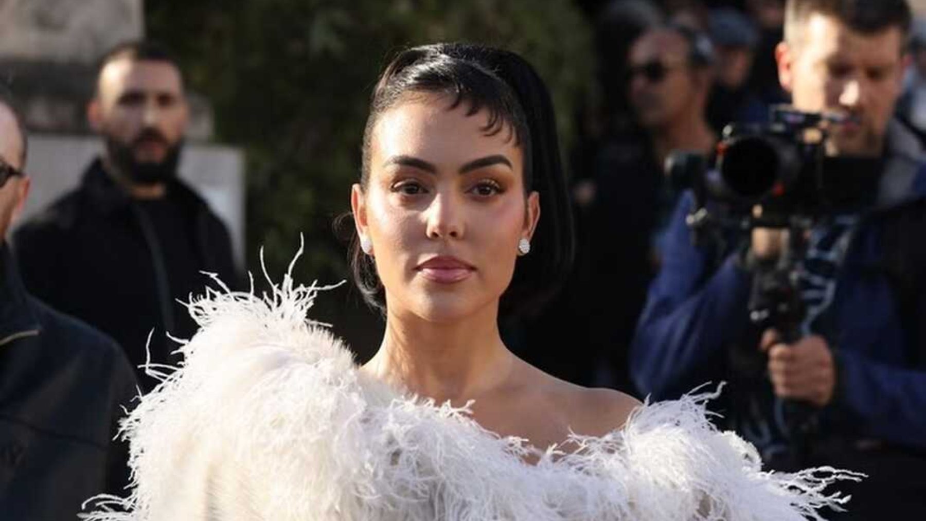 Georgina Rodríguez con un abrigo de plumas en París