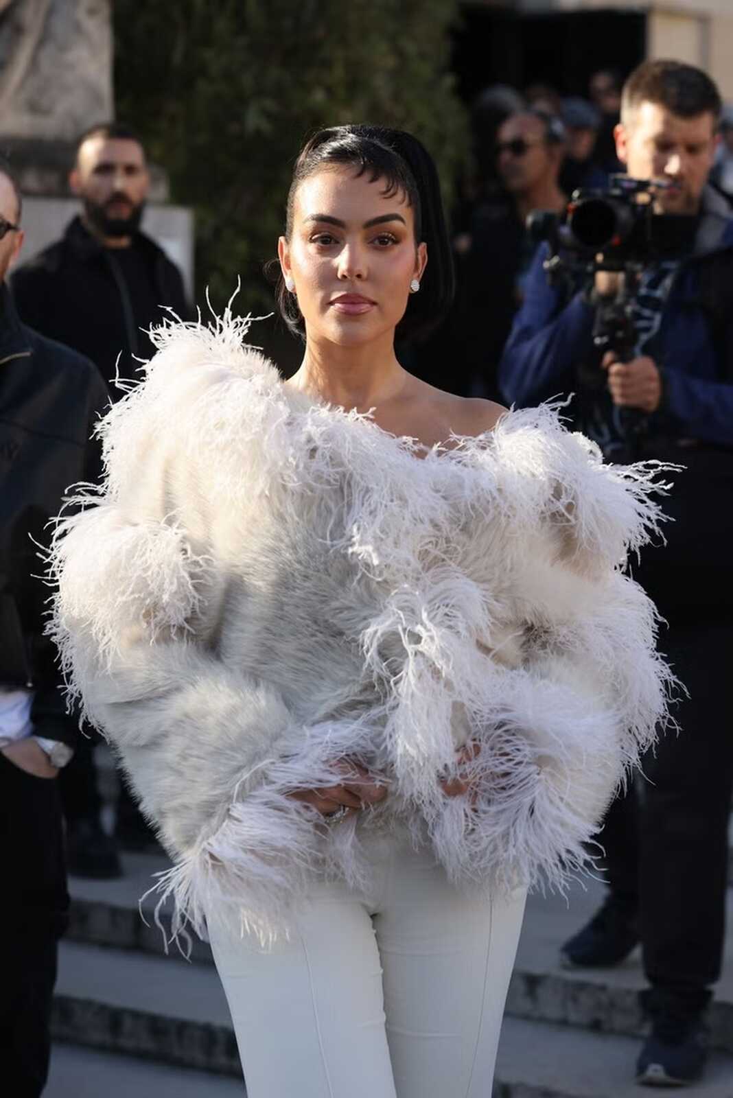 Georgina Rodríguez con un abrigo de plumas de Elie Saab