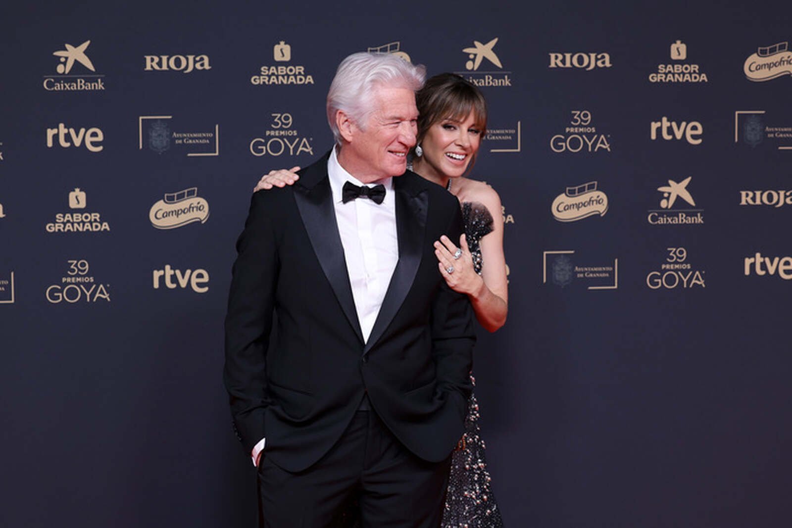 Richard Gere con su mujer posando