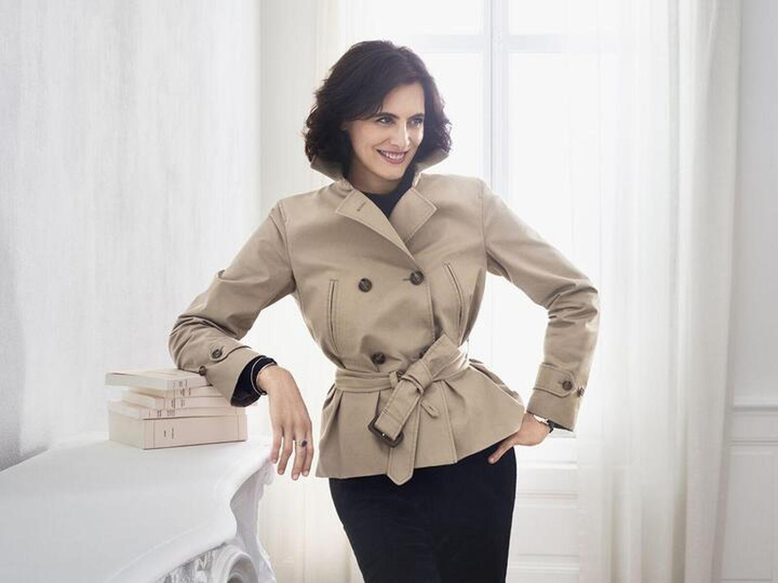 Ines de la Fressange con una de las gabardinas de su colección