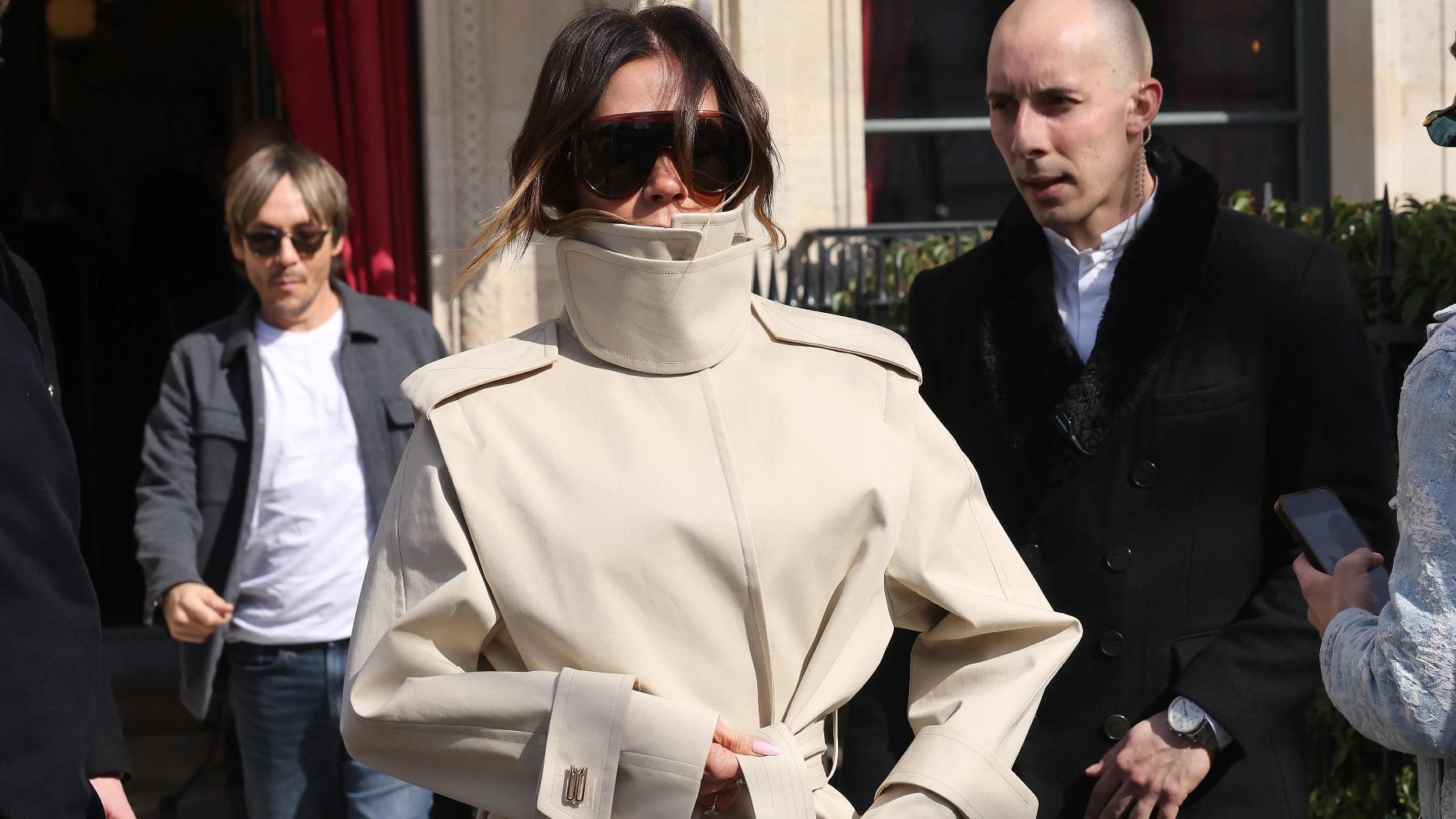 Victoria Beckham con una de sus gabardinas