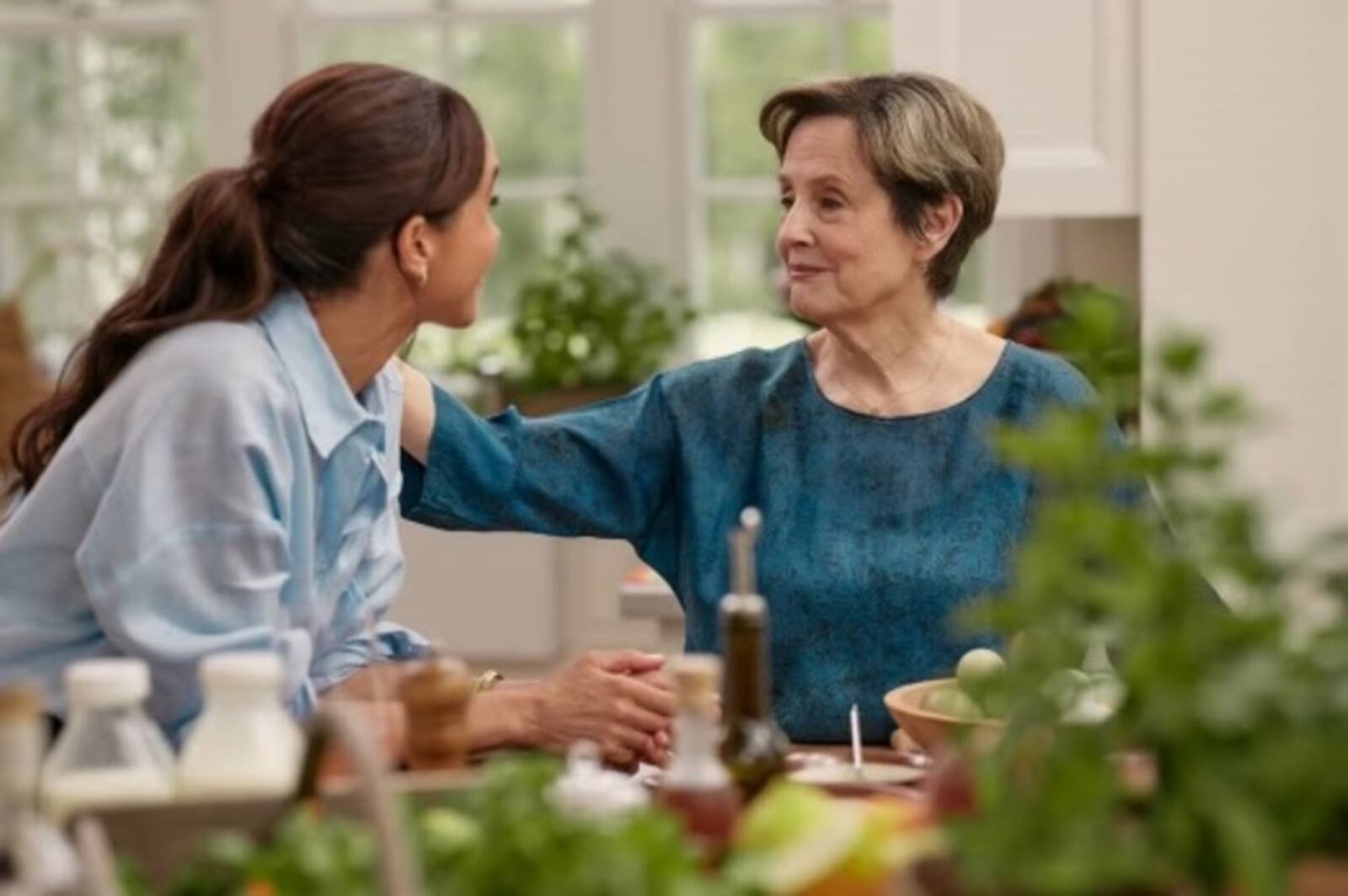 Meghan Markle cocinando una receta para adelgazar con Alice Waters