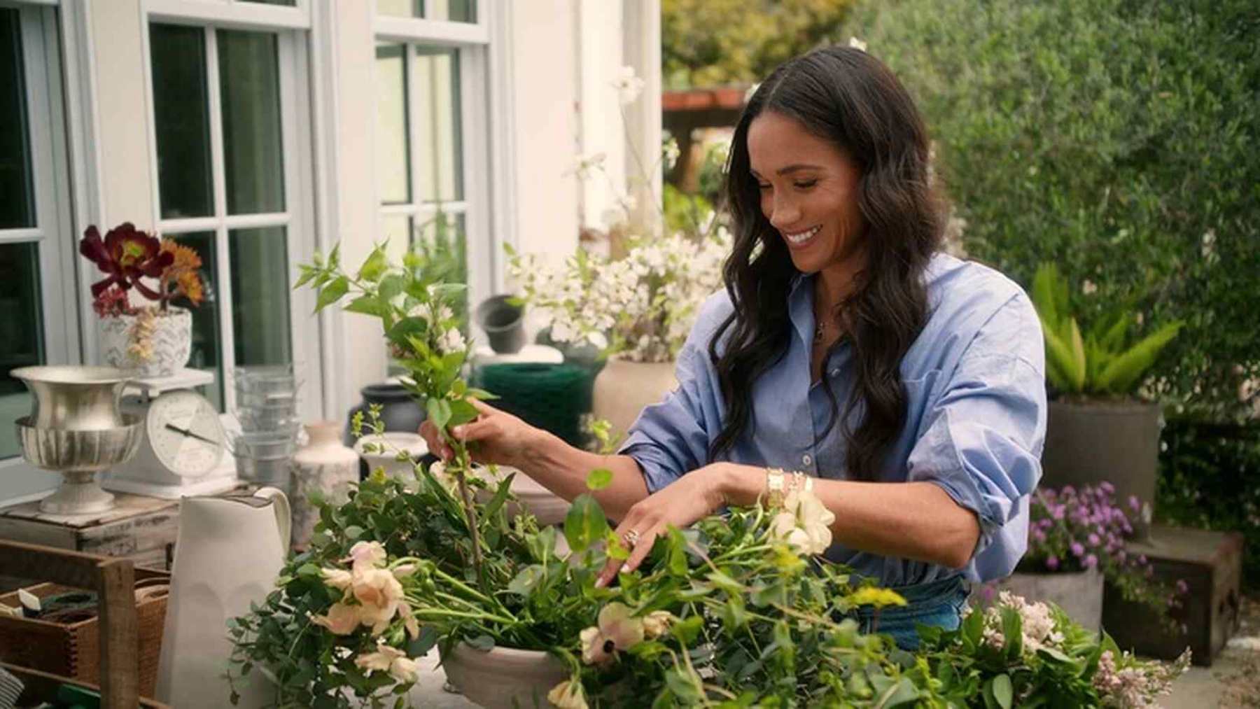 Meghan Markle cogiendo lechucas para la receta para adelgazar