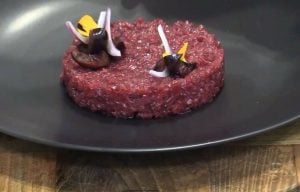 Steak Tartar en plato negro