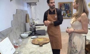 Fabiola Yañez cocinando con el Chef Kaizen