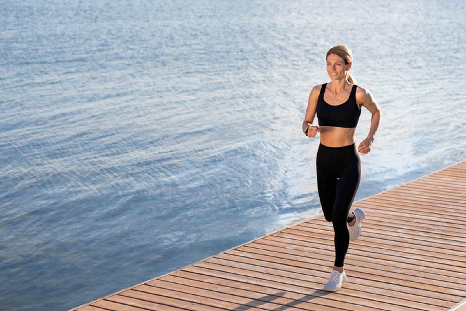 Mujer corriendo por la playa para adelgazar