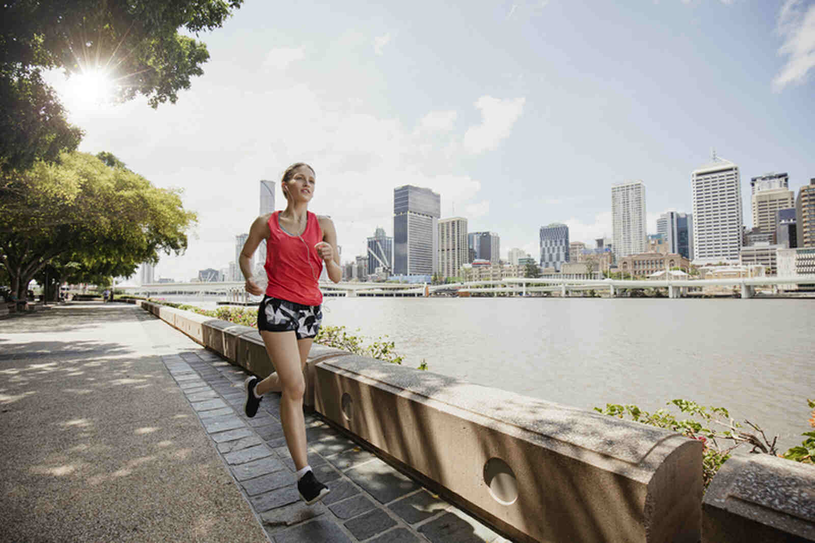 Mujer corriendo por la ciudad