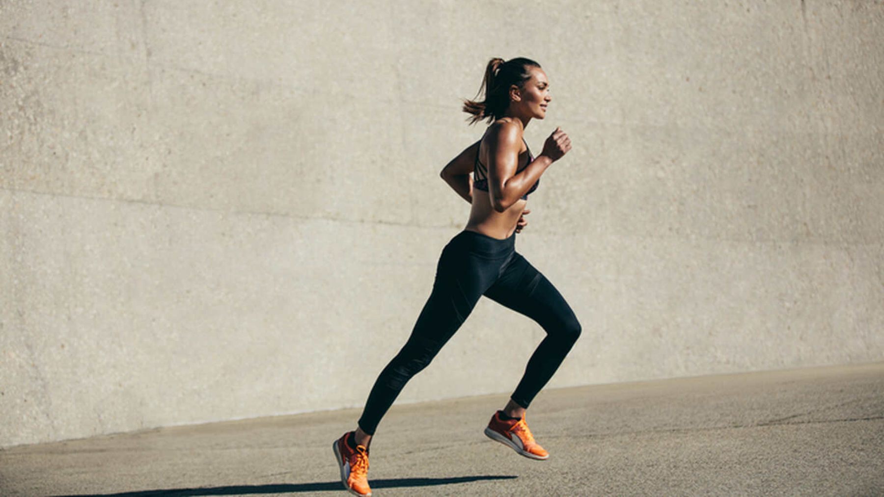 Mujer andando y corriendo para adelgazar