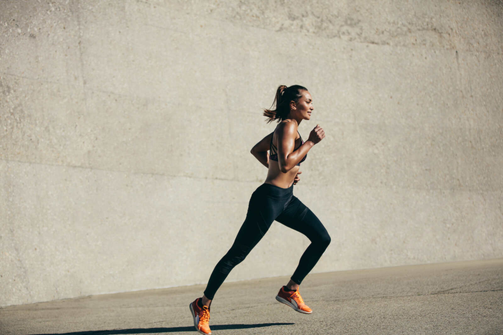 Mujer corriendo y haciendo ejercicio para adelgazar