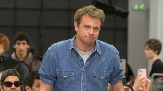 Jonathan Anderson deja Loewe: el genio detrás del bolso Puzzle se despide