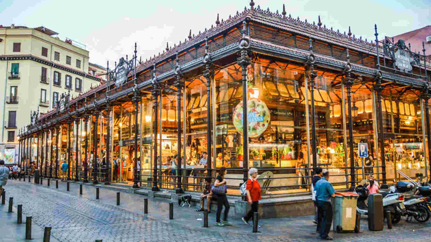 Mercado de San Miguel con luces