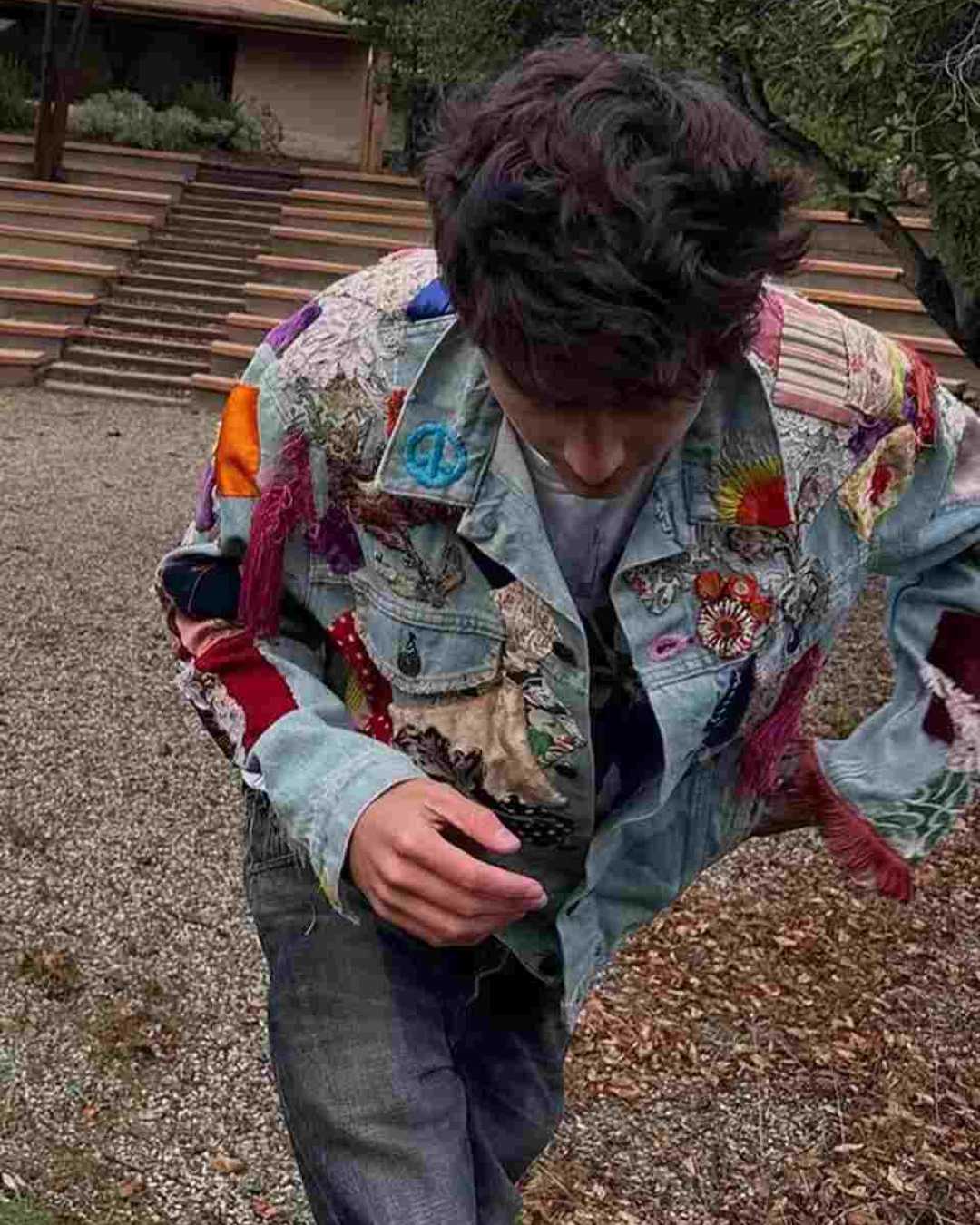 Timothée Chalamet con una chaqueta de Bob Dylan