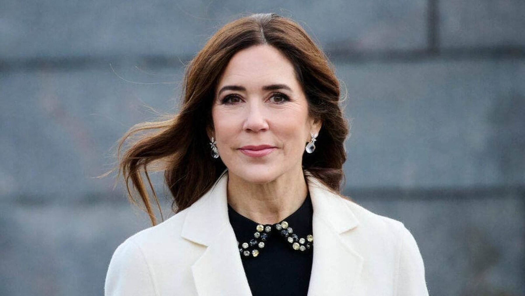 Mary de Dinamarca con un abrigo blanco