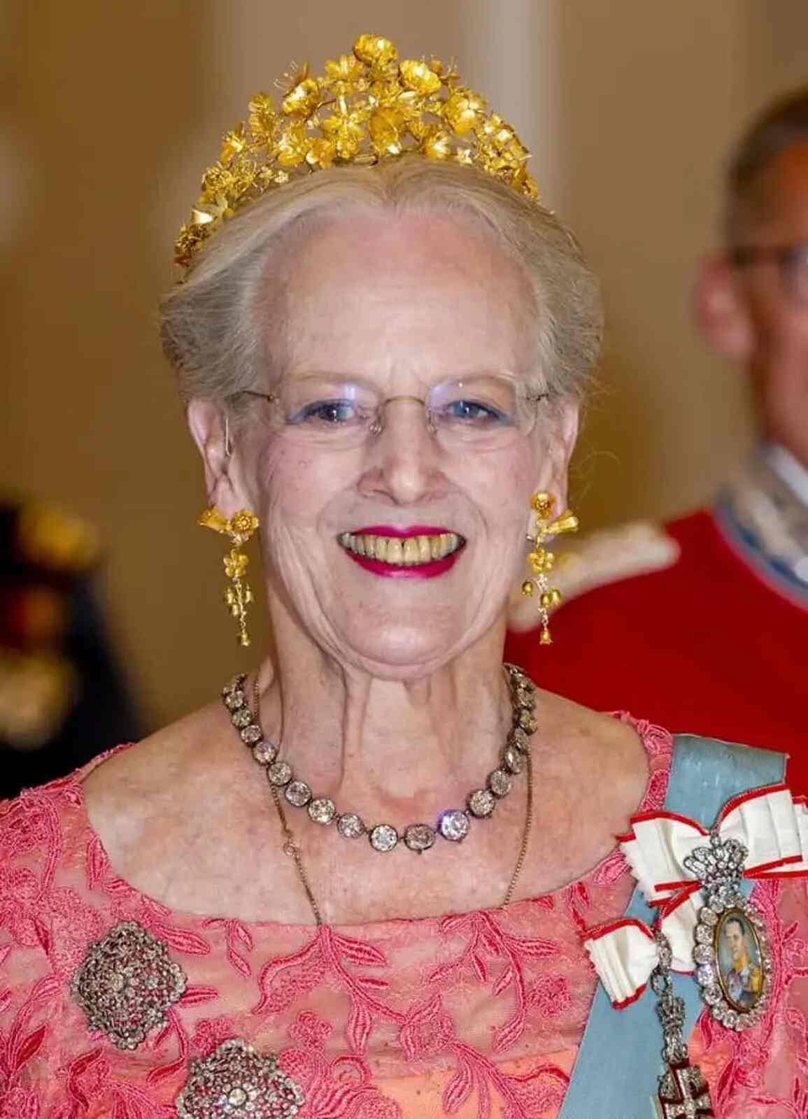 La reina Margarita con la tiara de oro