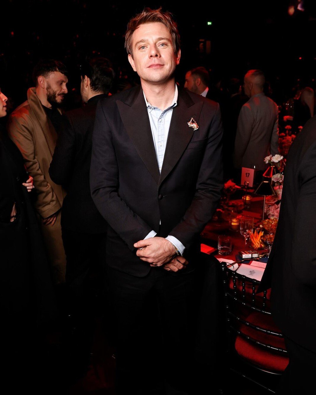 Jonathan Anderson posando con un traje