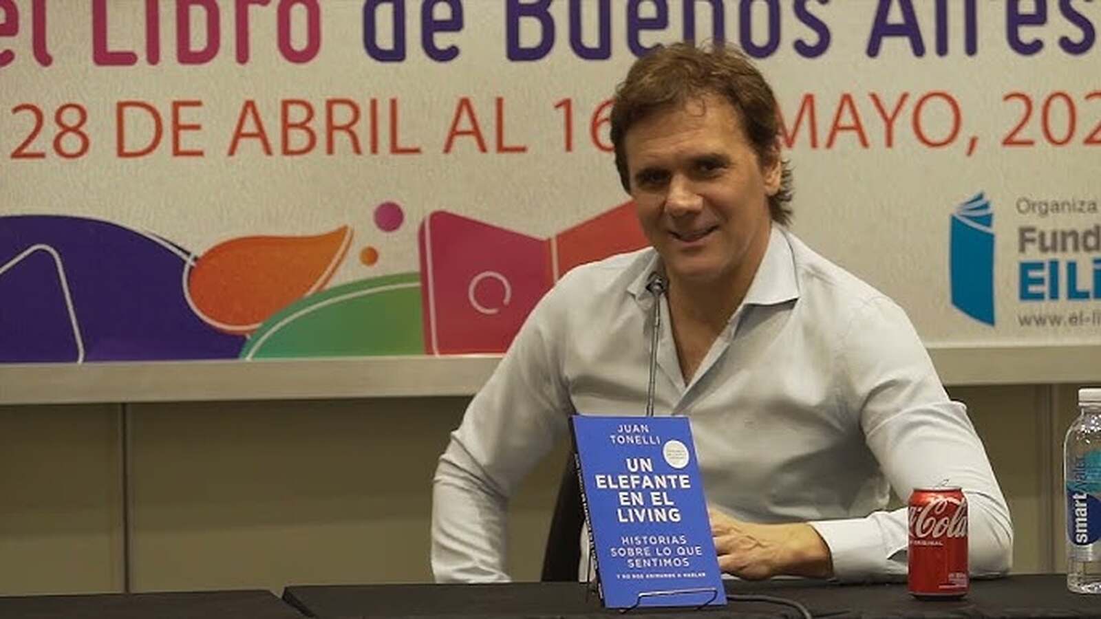 Escritor con su nuevo libro