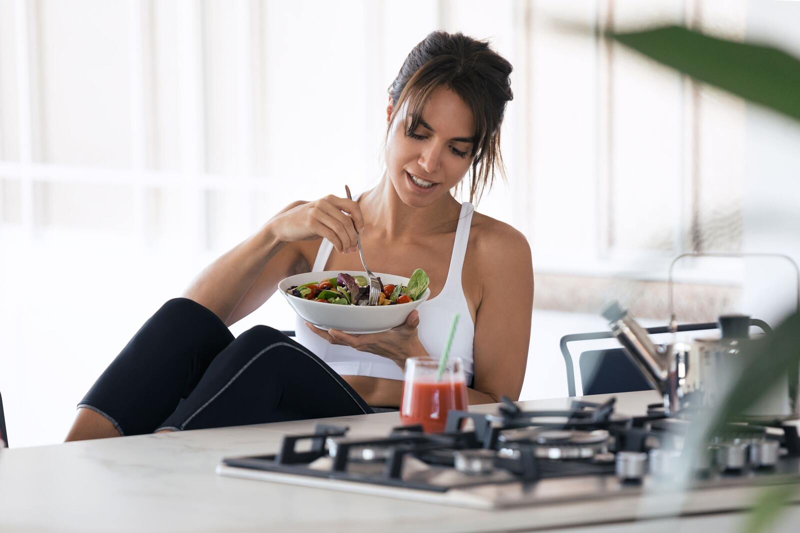Mujer comiendo sano