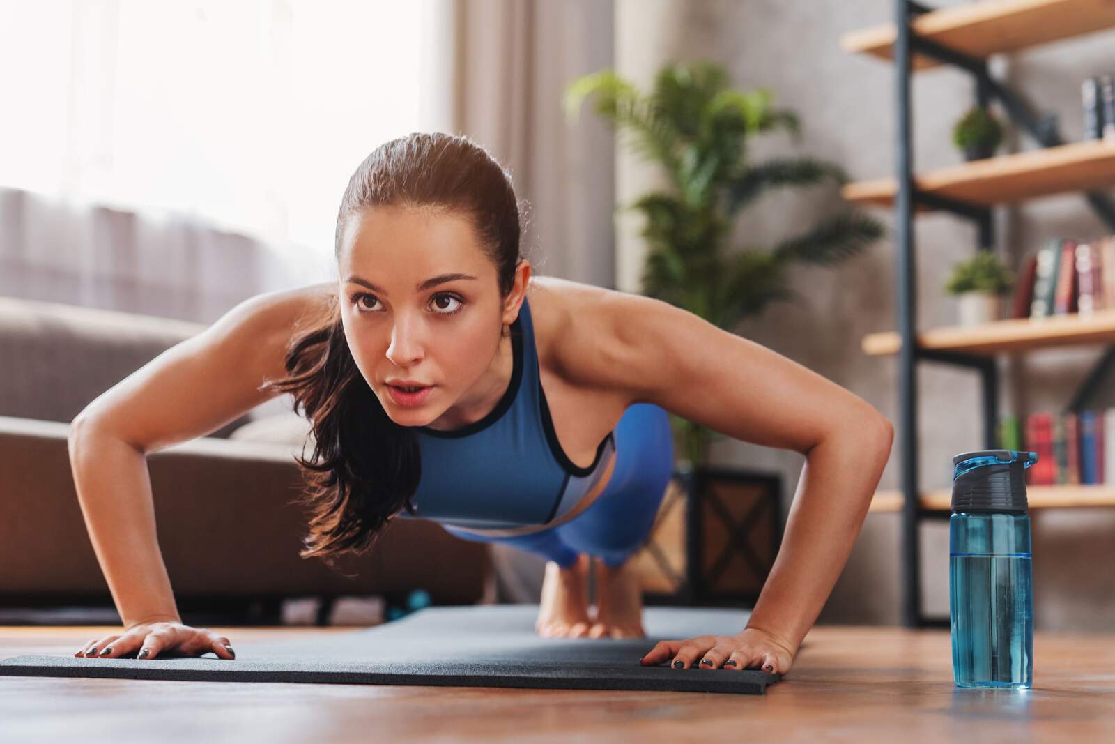 Mujer haciendo ejercicio para adelgazar