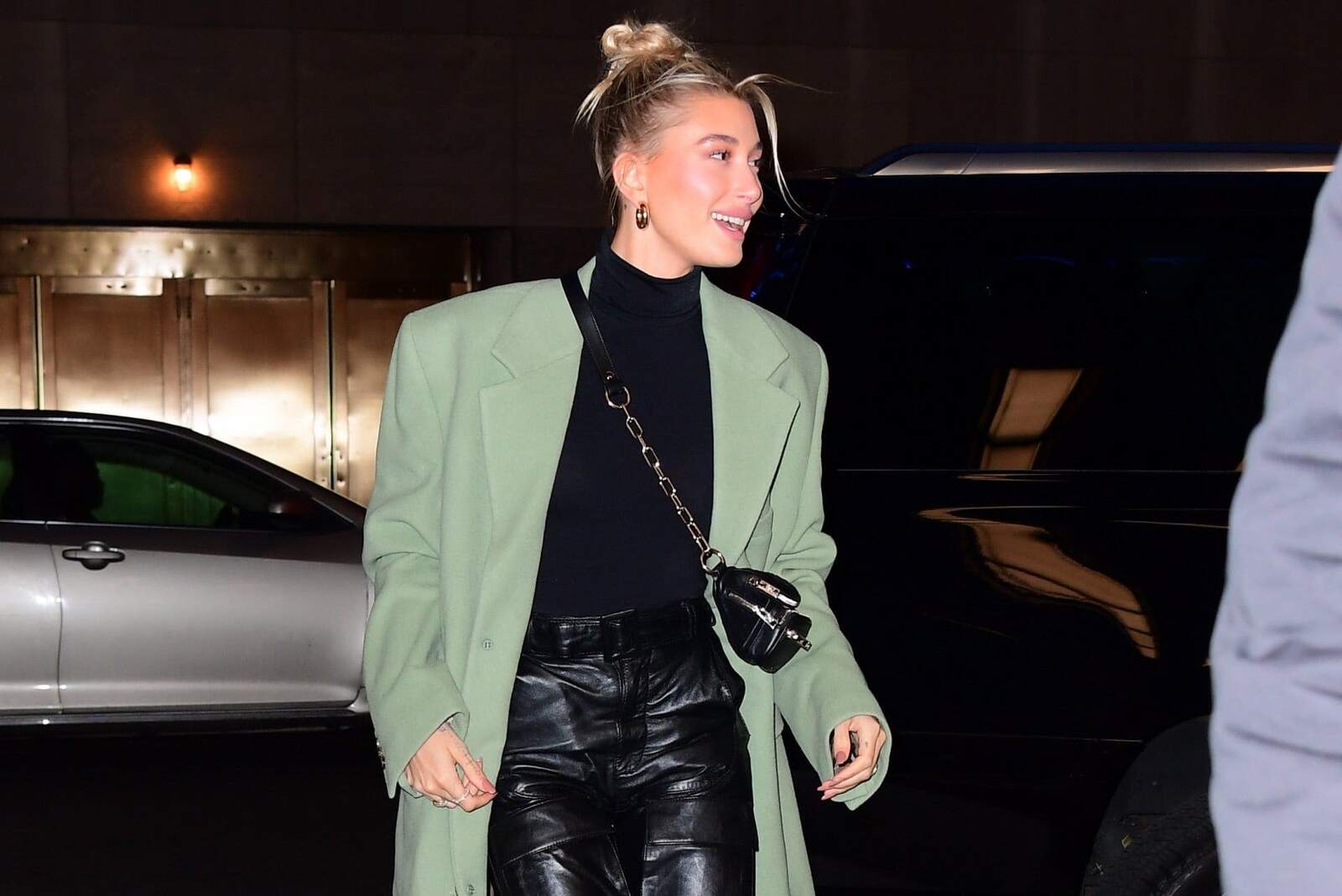 Hailey Bieber con una riñonera