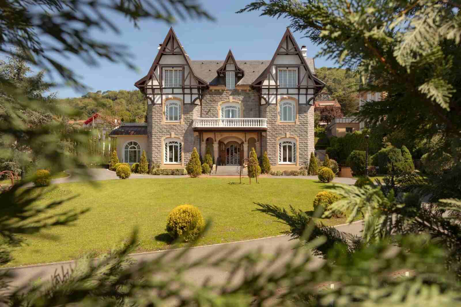 Fachada del Hotel Villa Soro para el puente de mayo