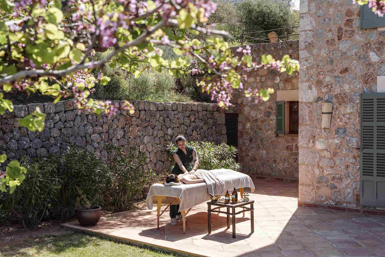 masaje en el jardin