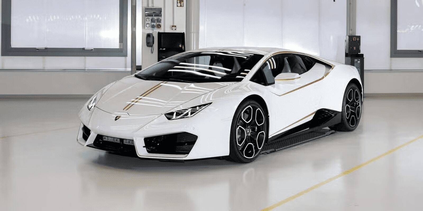 Imagen lateral de Lamborghini del Papa