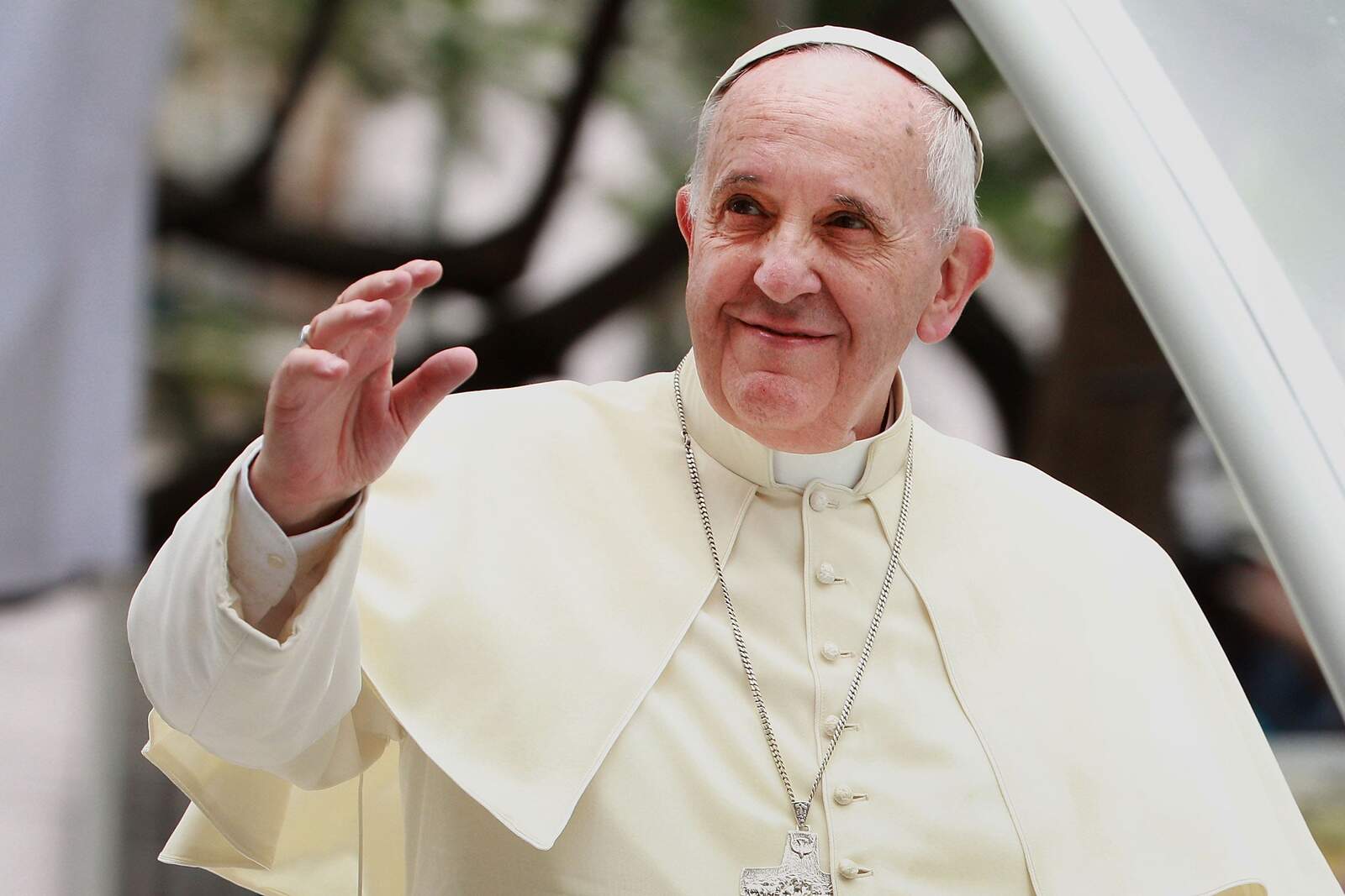Papa Francisco saludando
