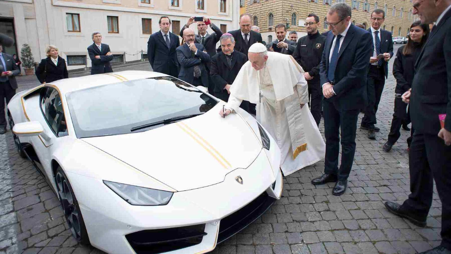 El Papa firmando un Lamborghini