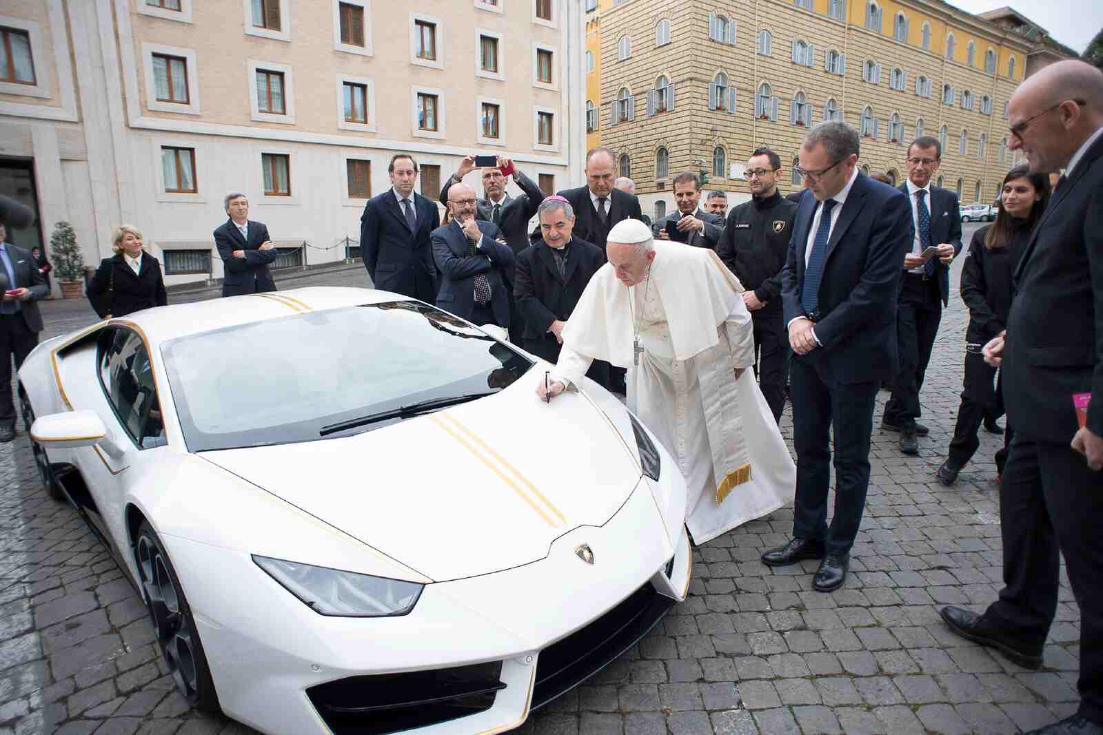 El Papa firmando el Lamborghini de regalo