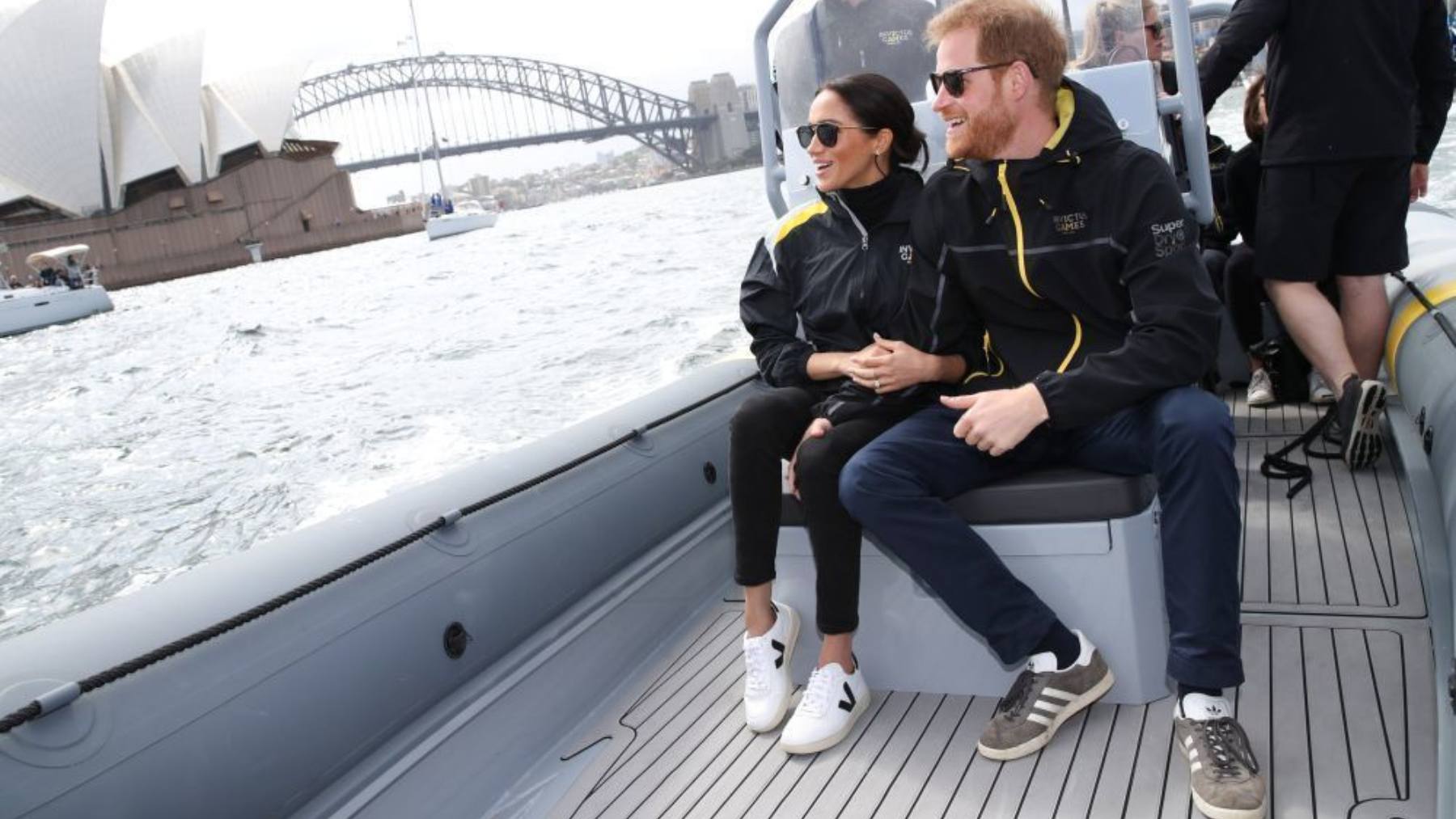 Meghan Markle con zapatillas blancas