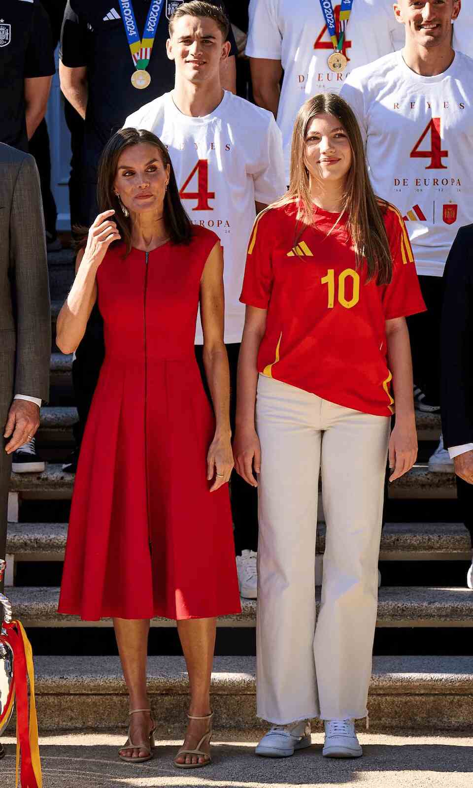 La infanta Sofía y la Reina Letizia posando