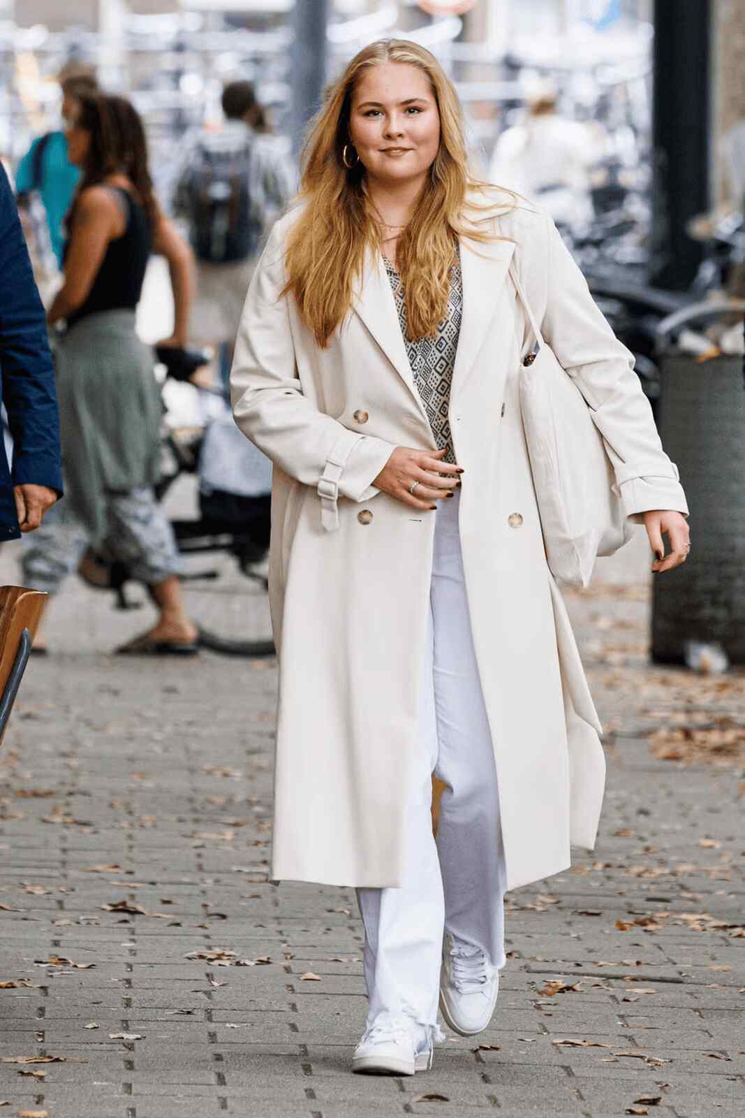 Amalia de Holanda con zapatillas blancas