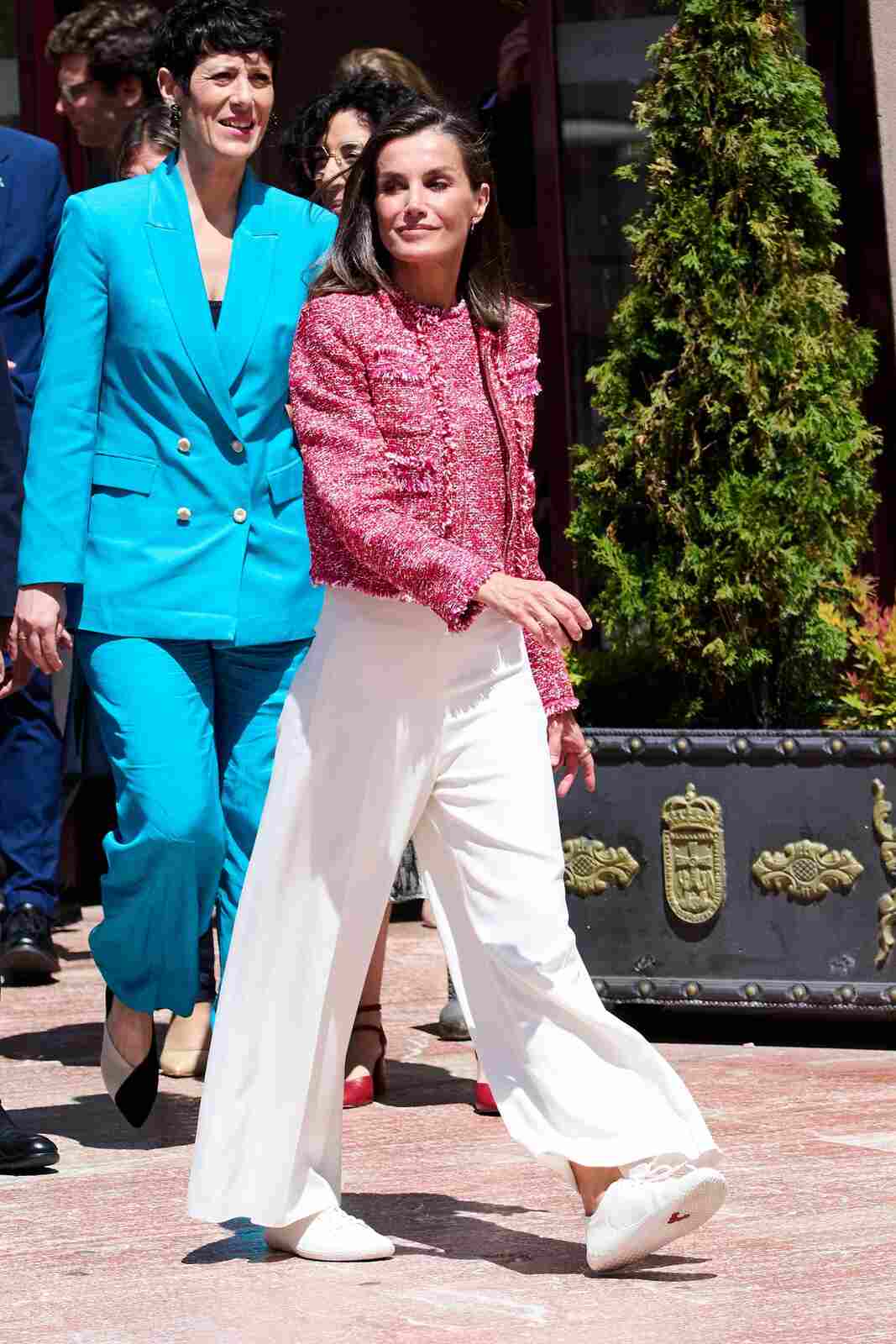 La Reina Letizia con zapatillas blancas