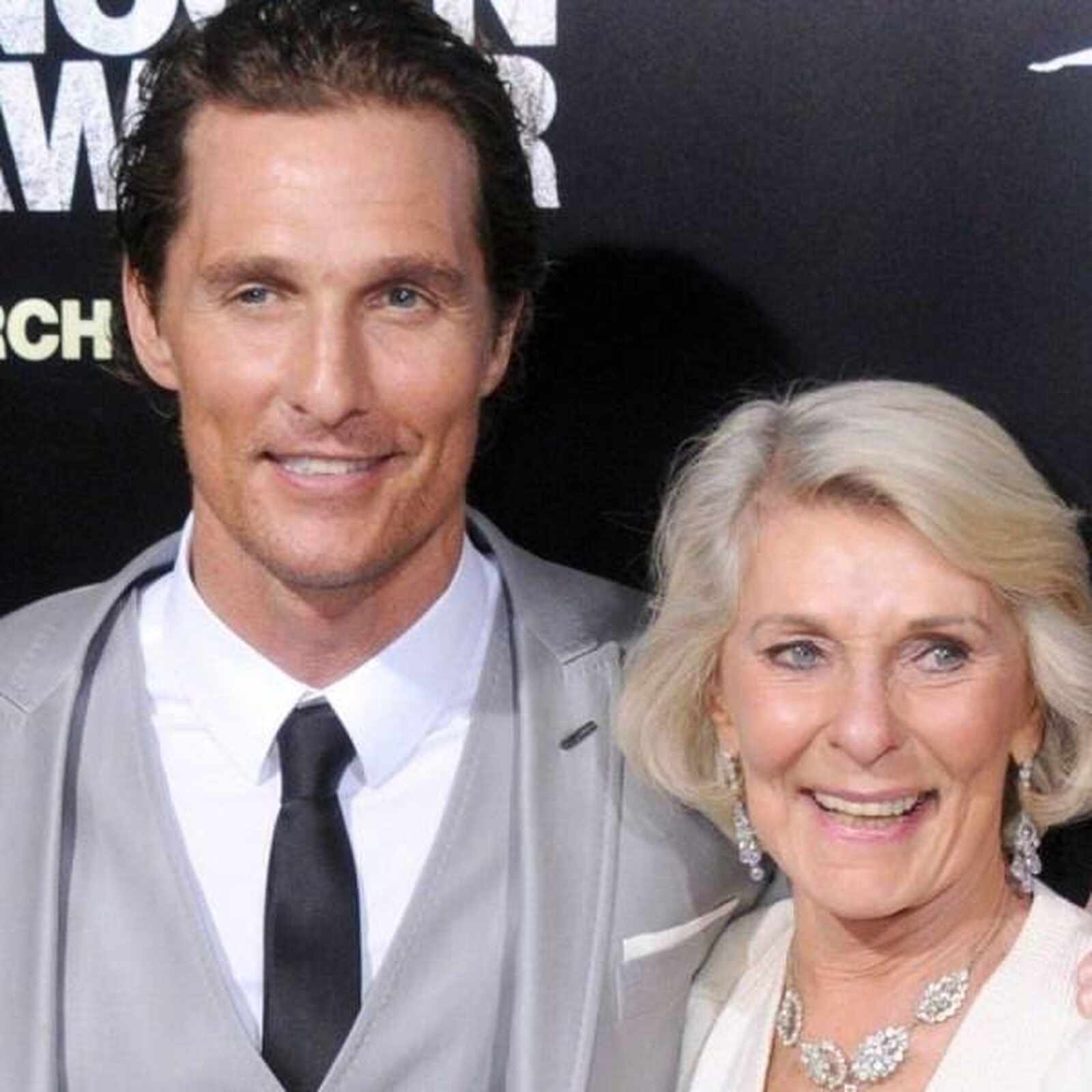 Matthew McConaughey y su madre posando, día de la madre