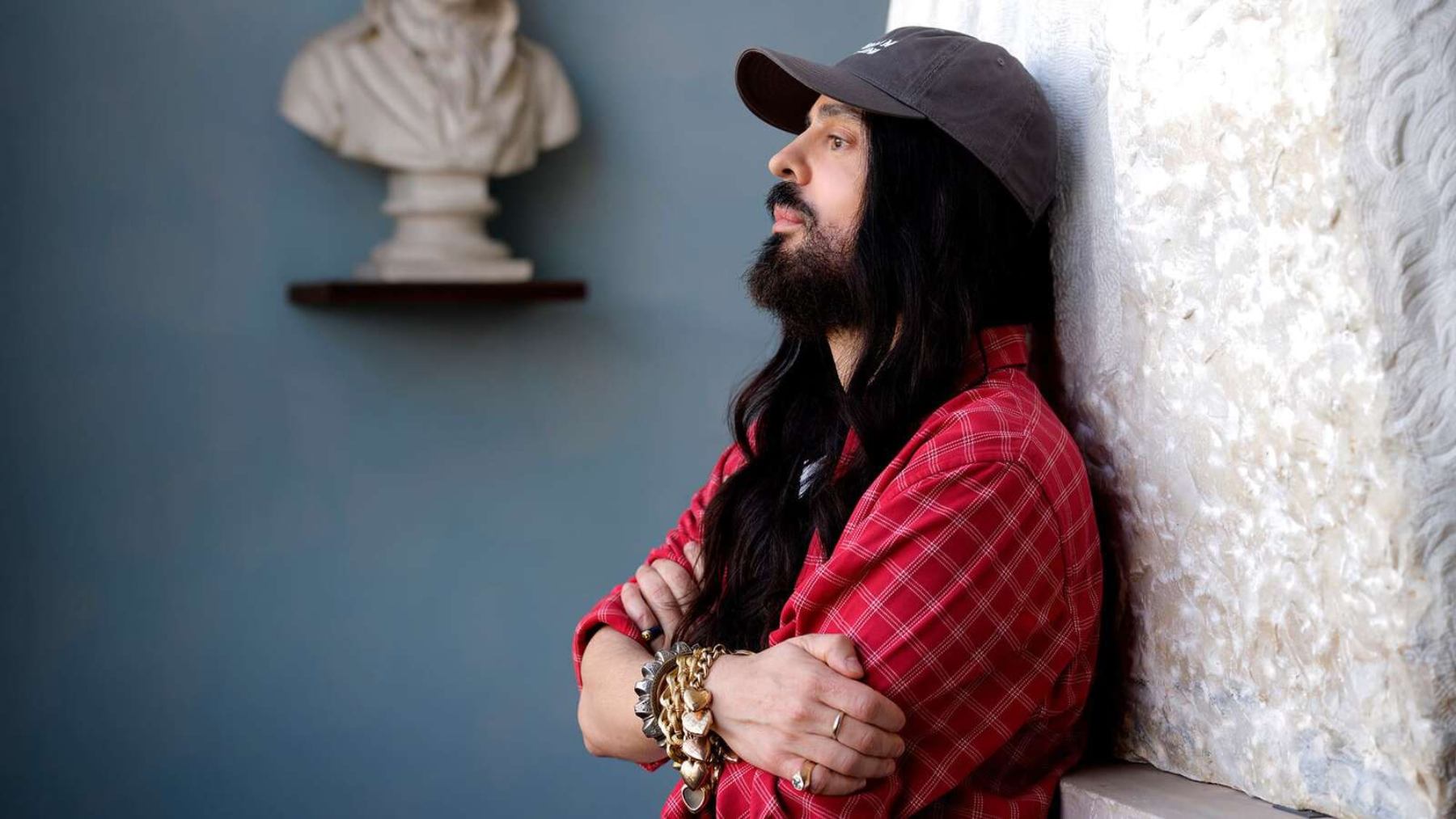 Alessandro Michele posando de rojo