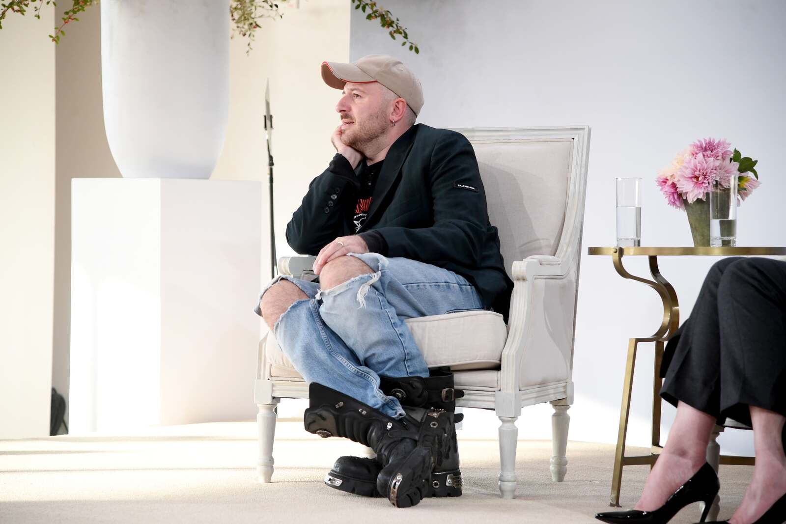Demna Gvasalia dando una charla de moda