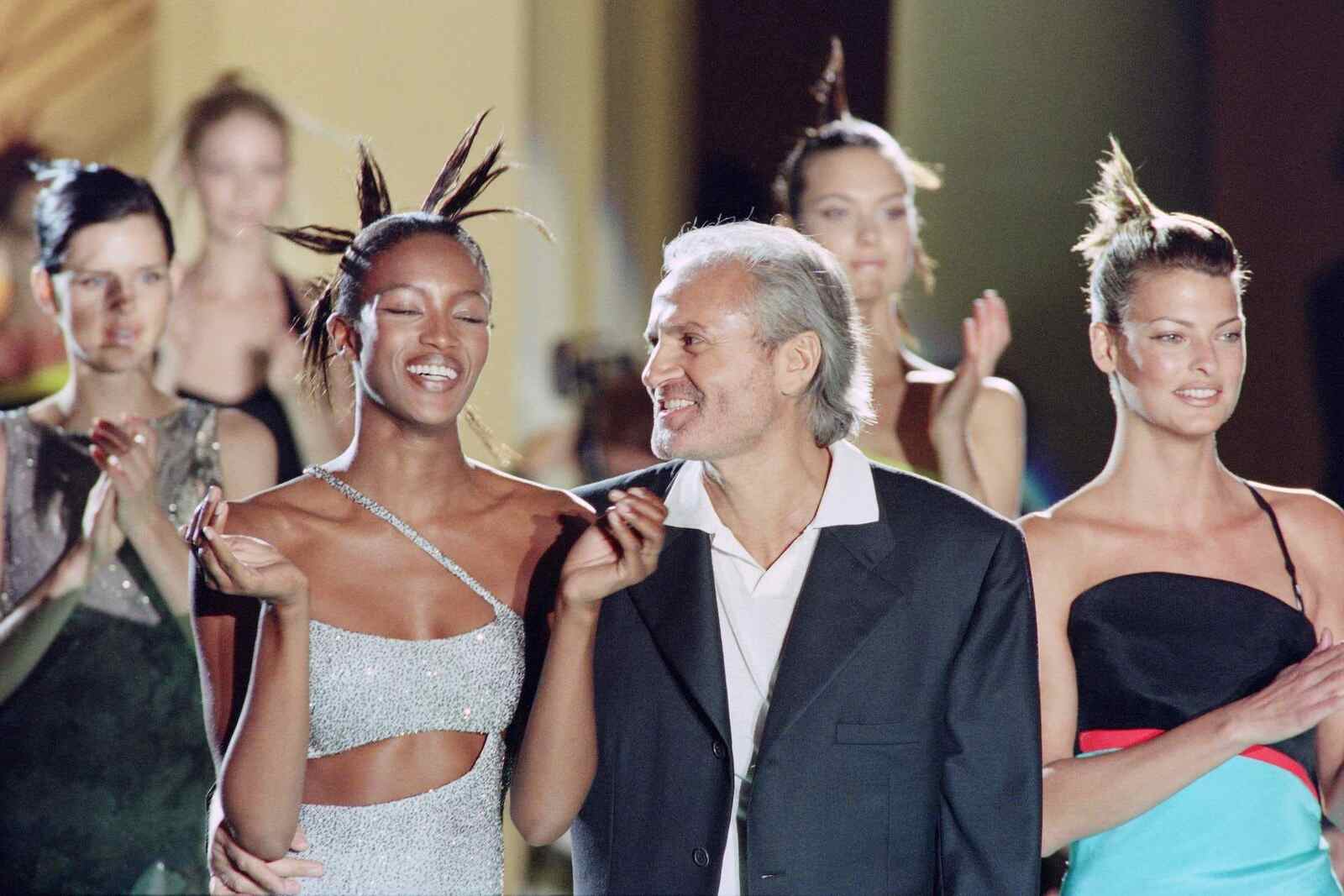 Gianni Versace y Naomi Campbell desfilando, moda