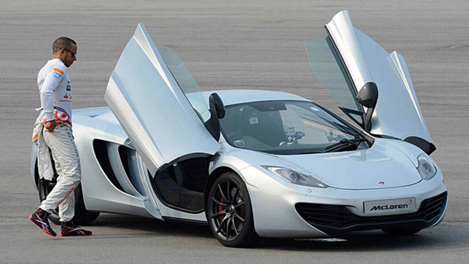 El McLaren MP4-12C de Hamilton, a subasta por medio millón