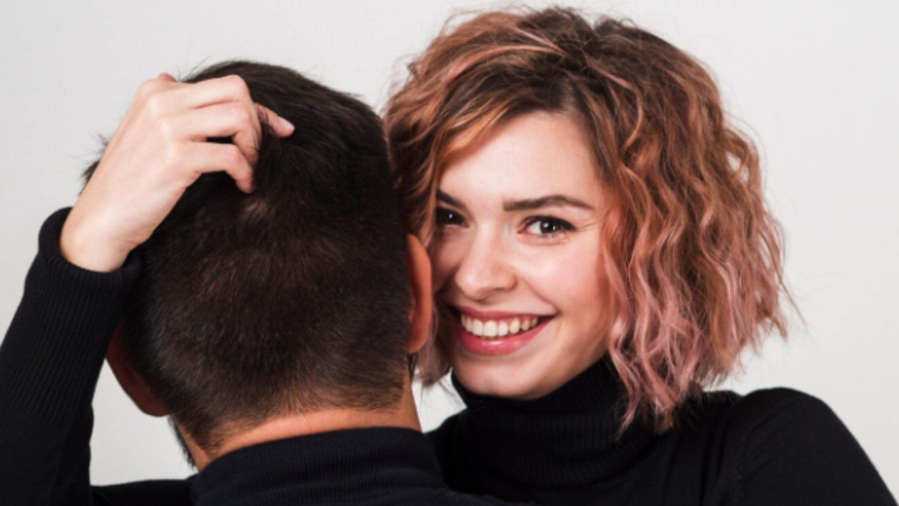 ¿Por qué se cae más el pelo en primavera? Una experta tiene la respuesta (y la solución)