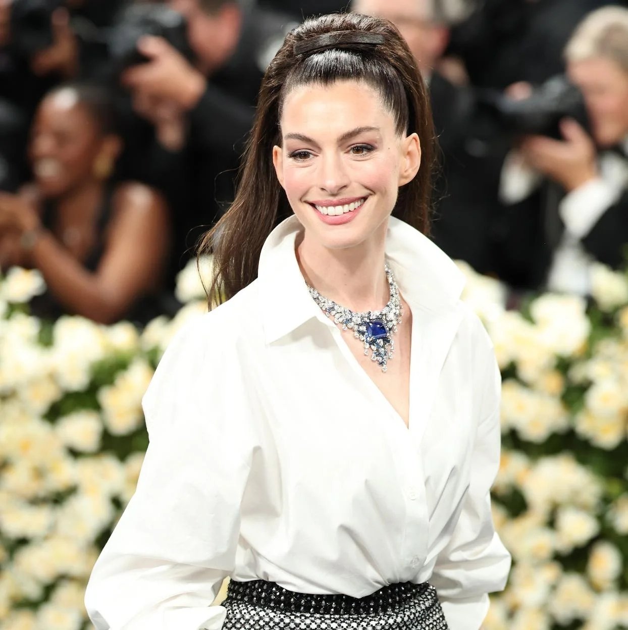 Anne Hathaway revive el golpe de ‘Ocean’s 8’ en la MET Gala 2025 con un collar de medio millón