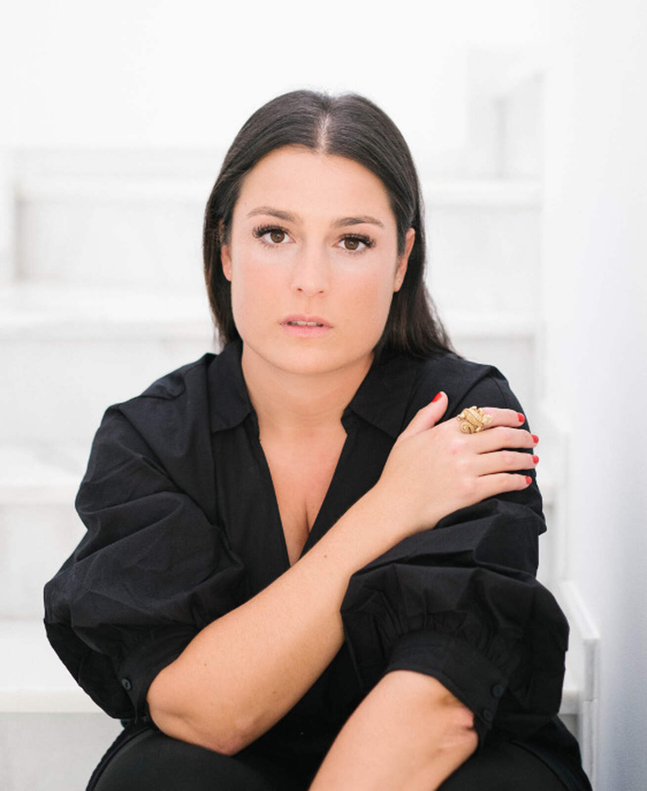 Johanna Calderón posando con camisa negra