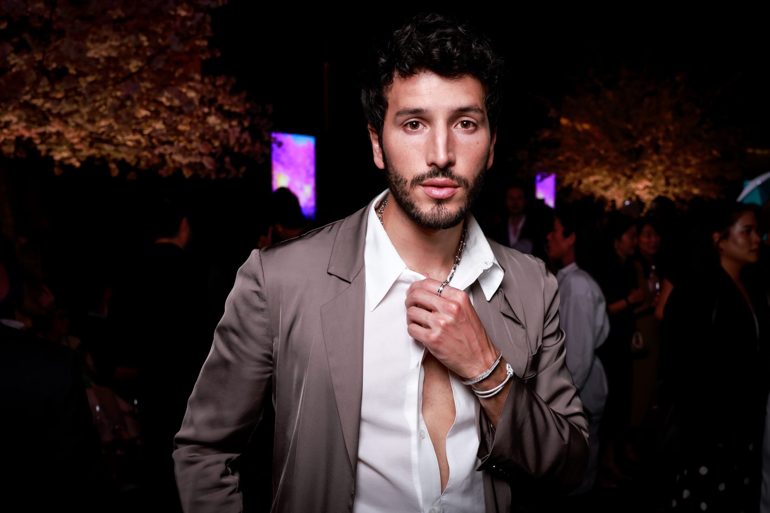 Sebastián Yatra con el collar de Tiffany & Co.