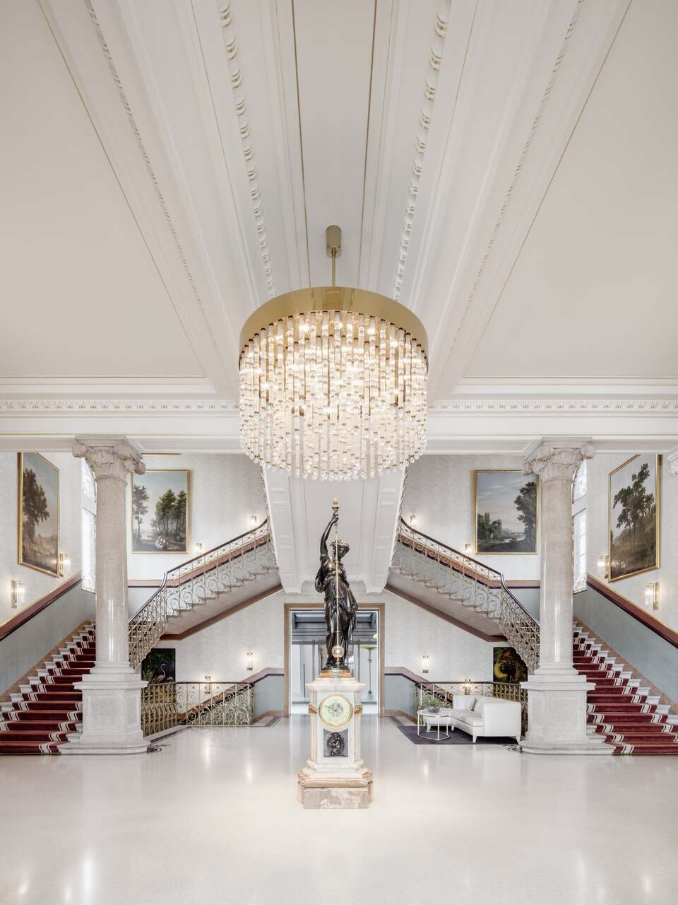 interior del hotel obras de arte